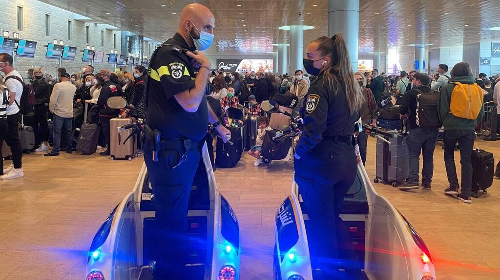Police officers at Ben Gurion Airport as Israelis prepare to fly for Passover holiday (Photo: Roi Rubinstein) שוטרי נתב"ג מפקחים על תנועת הנוסעים