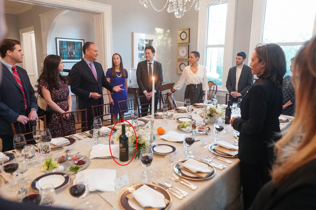 Kamala Harris toasts with wine made in West Bank settlement at Passover seder (Douglas Emhoff's twitter account) סדר הפסח של סגנית הנשיא האריס ובעלה