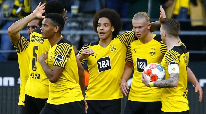 Borussia Dortmund players celebrating 