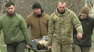 חיילים אוקראינים מתוך סרטון של רוסיה על שבויי מלחמה ב מריופול 