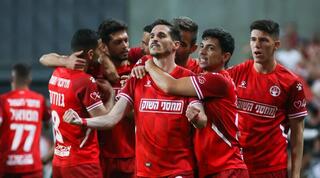 שחקני הפועל ב"ש חוגגים עם הלדר לופס