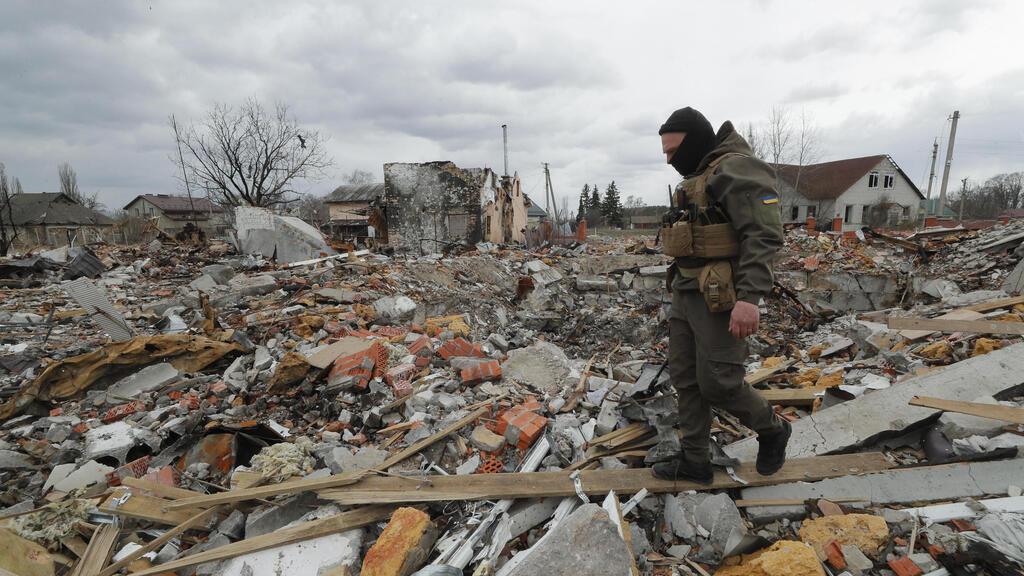 אוקראינה מוקשים מחפשים חומרי נפץ ליד קייב מלחמה עם רוסיה