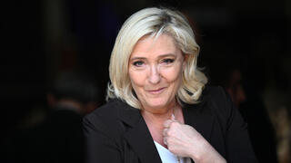 צרפת בחירות מרין לה פן מפגש עם בוחרים דרום צרפת