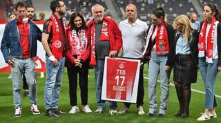 משפחתו של תומר מורד ז"ל יחד עם שרון ניסנוב ואודליה פרידמן בטקס