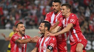 דן איינבינדר חוגג עם שחקני הפועל תל אביב