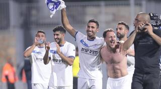 שחקני הפועל פתח תקווה חוגגים