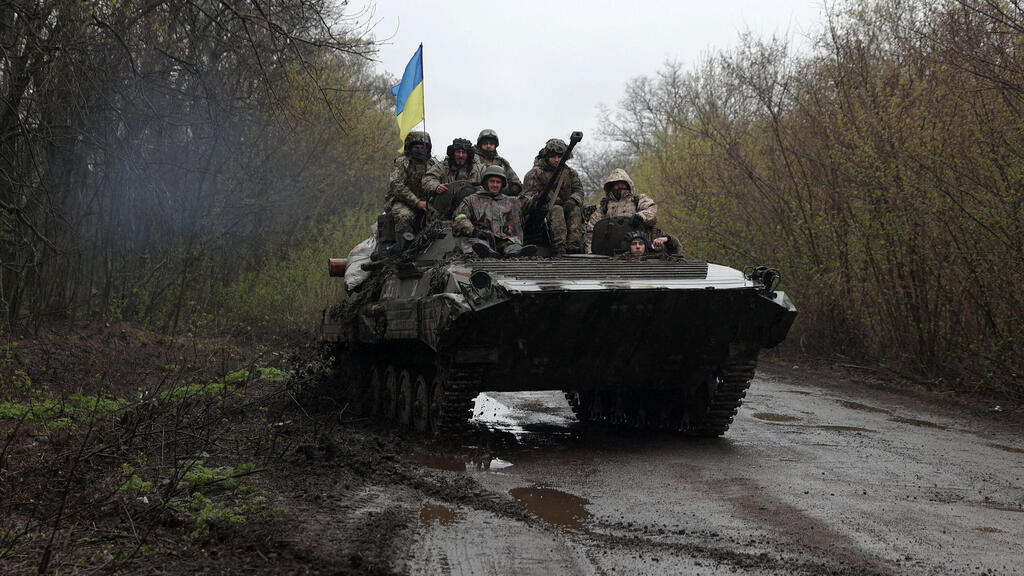 חיילים אוקראינים סמוך לקו החזית באזור העיר איזיום מלחמה ב אוקראינה עם רוסיה