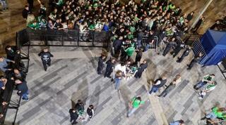 התורים בכניסה לשער 7