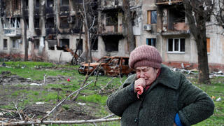 תושבים ו הרס ב מריופול שנחרבה בקרבות ב מלחמה של רוסיה נגד אוקראינה 