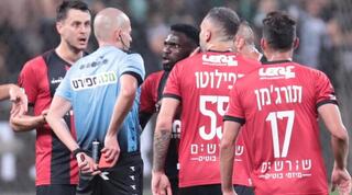 שחקני מכבי חיפה מקיפים את לייבה