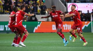 יוג'ין אנסה חוגג