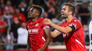 מיגל ויטור חוגג עם יוג'ין אנסה