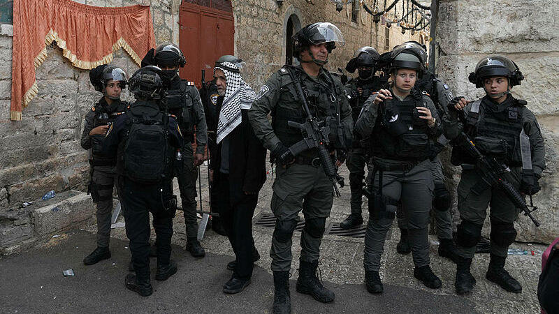 כוחות משטרה ליד העיר העתיקה בירושלים