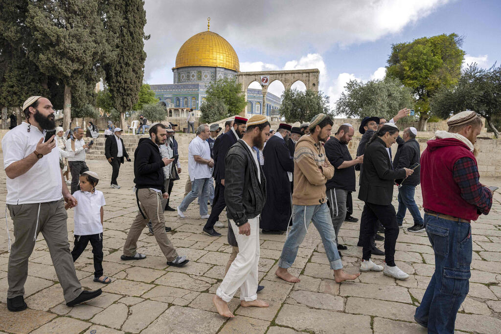 Jews walk on Temple Mount during Ramadan and Passover holidays 