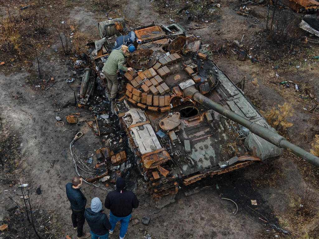 דמיטריבקה הריסות טנקים  נגמשים נגמש טנק משבר מלחמה רוסיה אוקראינה 