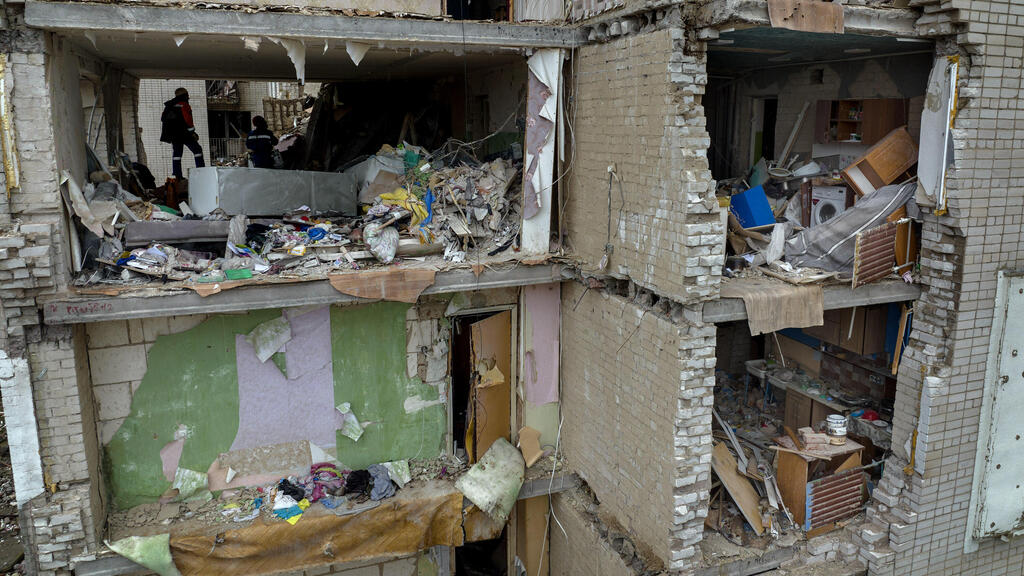 צ'רניהיב אוקראינה כוחות הצלה בהריסות בניין שנפגע בהפצצות