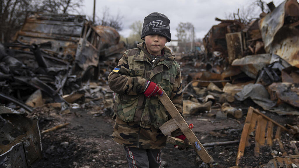 צרניהיב ילד בן שבע מחזיק רובע צעצוע מעץ בסמוך להריסות משבר מלחמה רוסיה אוקראינה 