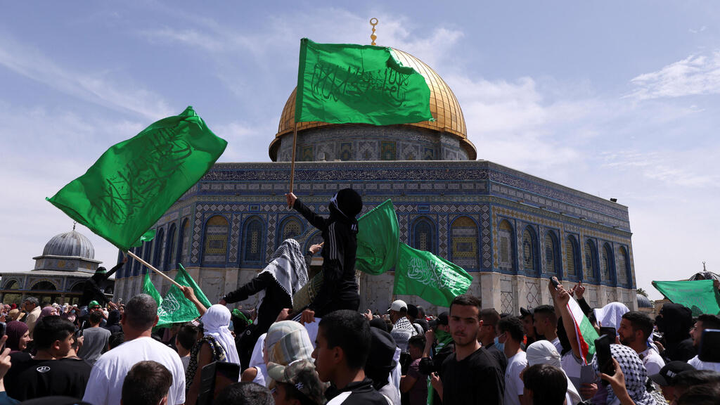 Palestinians waving Hamas flags on the Temple Mount, April 2022 (Photo: Reuters) פלסטינים מנופפים בדגלי פלסטיןחמאס בהר הבית