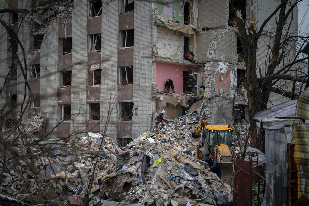 צ'רניהיב אוקראינה כוחות הצלה בהריסות בניין שנפגע בהפצצות