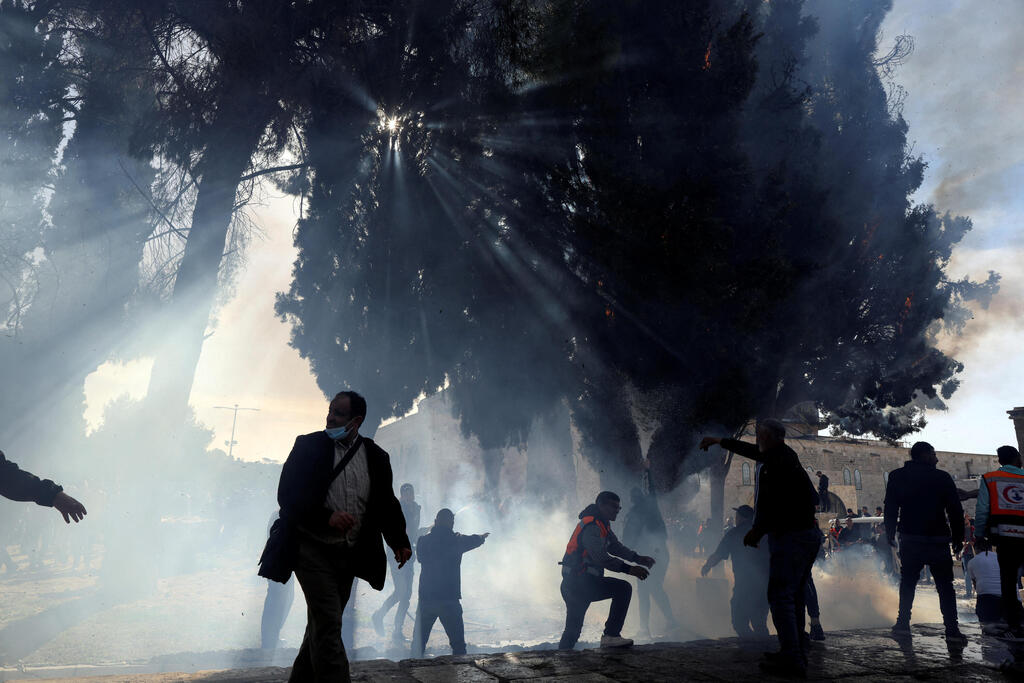 Palestinians rioting at the al-Aqsa Mosque compound in Jerusalem (Photo: Reuters) עשן בהר הבית
