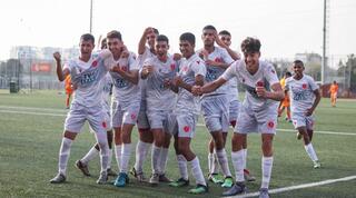 שחקני הפועל תל אביב חוגגים