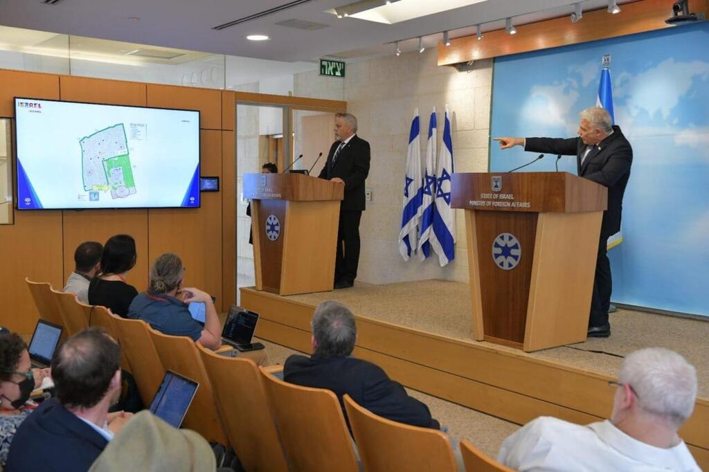 Foreign Minister Yair Lapid briefs foreign reporters on Temple Mount riots in his Jerusalem ministry (Photo: GPO) שר החוץ יאיר לפיד בתדרוך לכתבים זרים במשרד החוץ