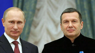 ולדימיר פוטין עם ה עיתונאי ולדימיר סולוביוב טקס ב קרמלין מוסקבה רוסיה 2013 