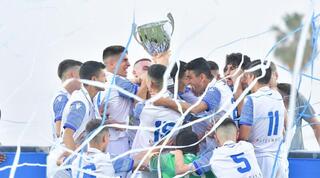 שחקני מכבי פ"ת חוגגים עם הגביע  (חגי מיכאלי)