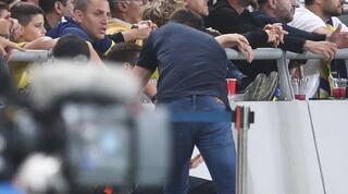 מלאדן קרסטאיץ' מתנפל על אחד ממביאי הכדורים