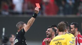 איתן שמואלביץ' שולף כרטיס אדום לשי אליאס