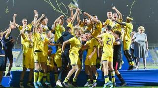 שחקני מכבי ת"א מניפים את גביע המדינה