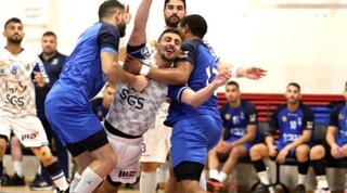 עדן ג'ינג'י נבלם על ידי שחקני חולון