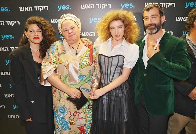 רמה בורשטיין עם כוכבי הסדרה שלה, יהודה לוי, מיה עיברין, ונועה קולר