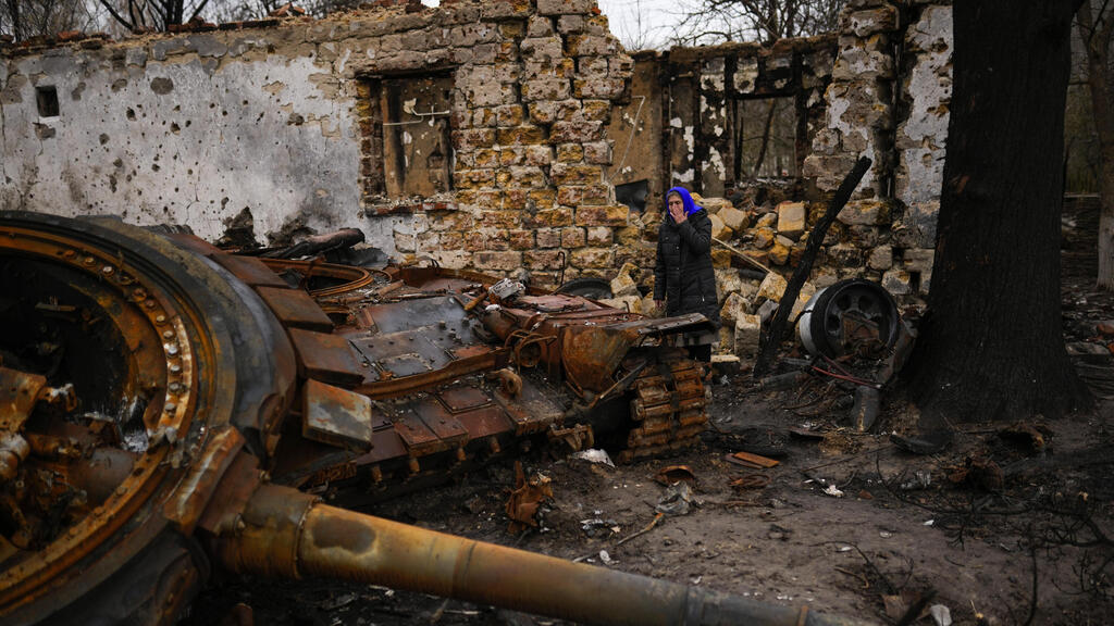  A destroyed Russian tank outside a residential home 