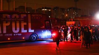 אוהדי הפועל תל אביב מתנפלים על אוטובוס השחקנים