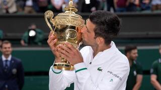 נובאק ג'וקוביץ' מנשק את גביע הווימבלדון