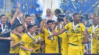 שחקני מכבי תל אביב מניפים את גביע המדינה לנוער