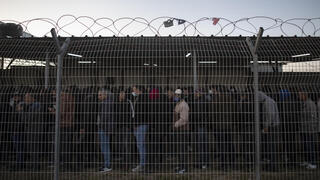 פועלים פלסטינים חוצים מרצועת עזה לישראל במעבר ארז