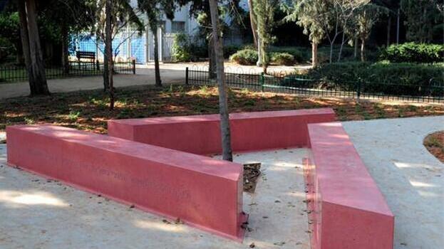 Памятник жертвам ЛГБТ в нацистской Германии - розовая метка (Фото: "Ха-мерказ ха-геэ") האנדרטה לזכר קורבנות הלהט"ב