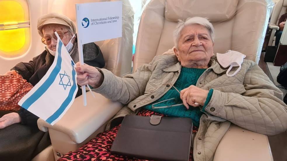 Пережившие Холокост репатрианты из Украины в самолете по дороге в Израиль (Фото: Шмулик Давидпур) ניצולי השואה מאוקראינה נחתו בארץ