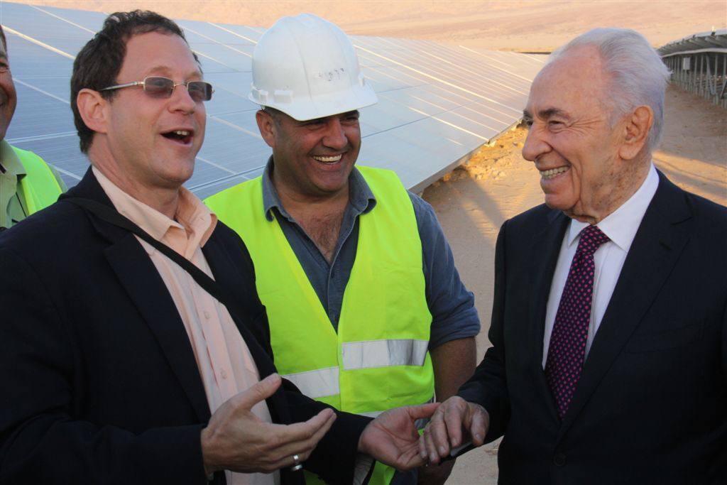 יוסף אברמוביץ', יזם של הפקת אנרגיה סולארית, עם הנשיא לשעבר שמעון פרס המנוח