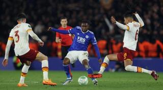 אדמולה לוקמן עם הכדור