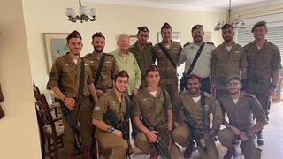 ביקור לוחמי גדוד חרדים צנחנים בבית מייסד הגדוד, אפרים חירם, שורד שואה בן 88