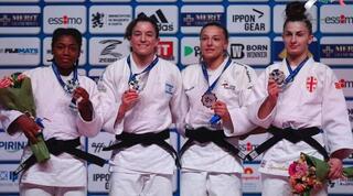 תמנע נלסון לוי על הפודיום