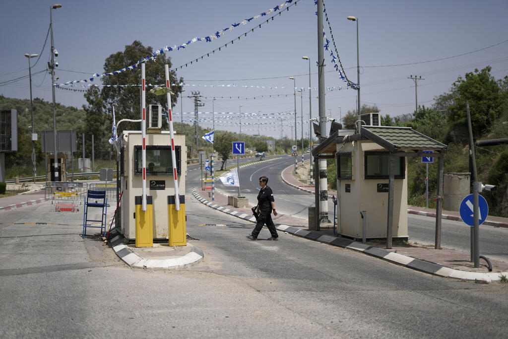 The scene of the attack outside the settlement of Ariel (Photo: AP) מקום הפיגוע הבוקר באריאל