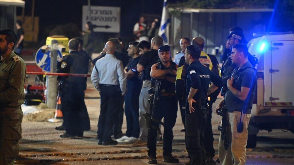 The scene of the attack in Ariel (Photo: Yair Sagi) הפיגוע בכניסה לאריאל