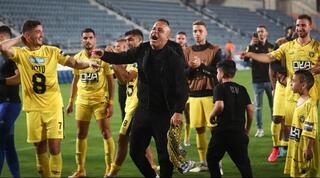 שחקני בית"ר ירושלים ויוסי אבוקסיס חוגגים