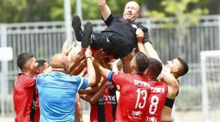 שחקני הפועל חיפה חוגגים עם המאמן רם בן מיכאל