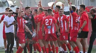 שחקני הפועל ת"א חוגגים בסיום