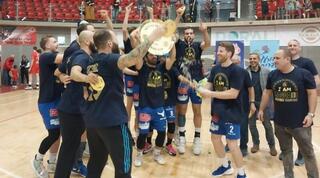 מכבי תל אביב עם צלחת האליפות